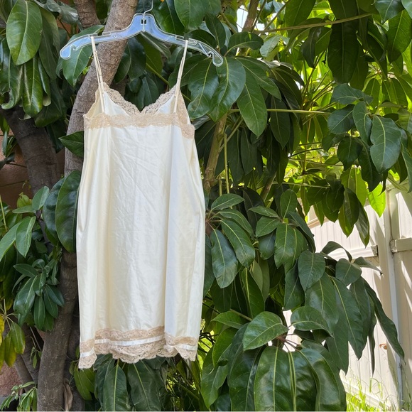 Vintage Vanity fair nude/ Cream lace slip dress! - Picture 6 of 6